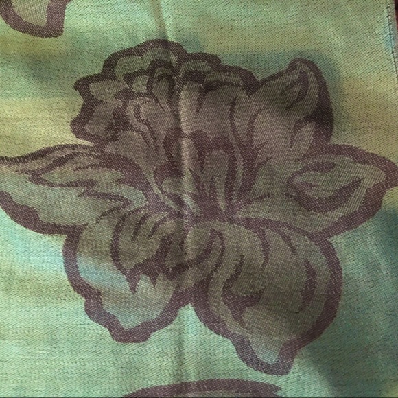 Singapore Scarf. Women’s.  70” x 27”. Green with Fringe. - Picture 6 of 7